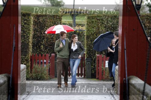 Muiden 3 september 2006
Prinses Aimee en Prins Floris onder paraplu bij muiderslot.
Peter Smulders bv