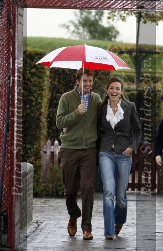 Muiden 3 september 2006
Prinses Aimee en Prins Floris onder paraplu bij muiderslot.
Peter Smulders bv