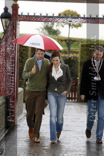 Muiden 3 september 2006
Prinses Aimee en Prins Floris onder paraplu bij muiderslot.
Peter Smulders bv