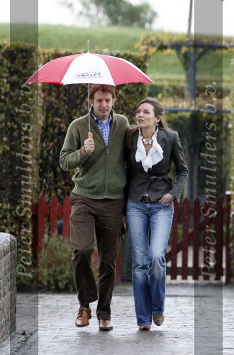 Muiden 3 september 2006
Prinses Aimee en Prins Floris onder paraplu bij muiderslot.
Peter Smulders bv
