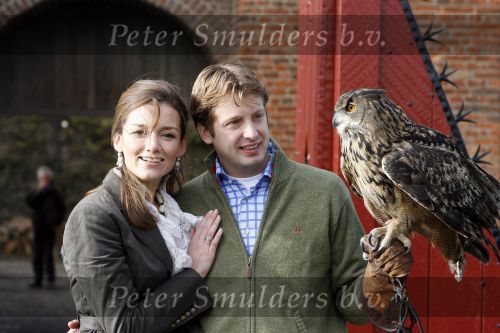 Muiden 3 september 2006
Prinses Aimee en Prins Floris bij muiderslot voor make af difference day. met roofvogel uil
Peter Smulders bv