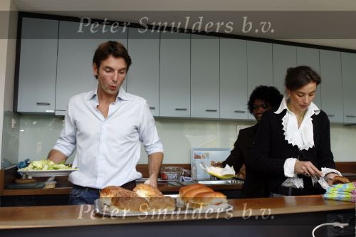 Amsterdam 3 november 2006
Prins Maurits en Prinses marilene dwijlen strijken en broodjes smeren bij het Ronald Mc Donald huis in Amsterdam.
Peter Smulders bv
