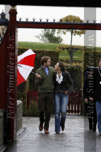 Muiden 3 september 2006
Prinses Aimee en Prins Floris onder paraplu bij muiderslot.
Peter Smulders bv