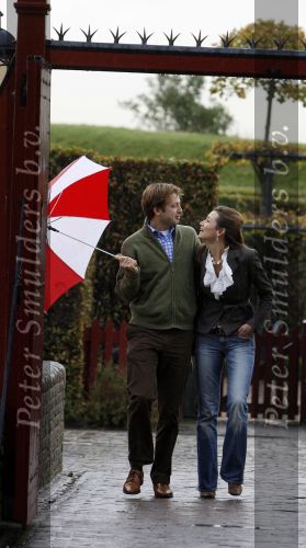 Muiden 3 september 2006
Prinses Aimee en Prins Floris onder paraplu bij muiderslot.