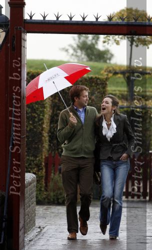Muiden 3 september 2006
Prinses Aimee en Prins Floris onder paraplu bij muiderslot.