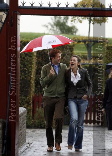 Muiden 3 september 2006
Prinses Aimee en Prins Floris onder paraplu bij muiderslot.
Peter Smulders bv