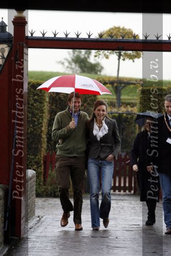 Muiden 3 september 2006
Prinses Aimee en Prins Floris onder paraplu bij muiderslot.