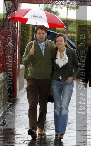 Muiden 3 september 2006
Prinses Aimee en Prins Floris onder paraplu bij muiderslot.
Peter Smulders bv