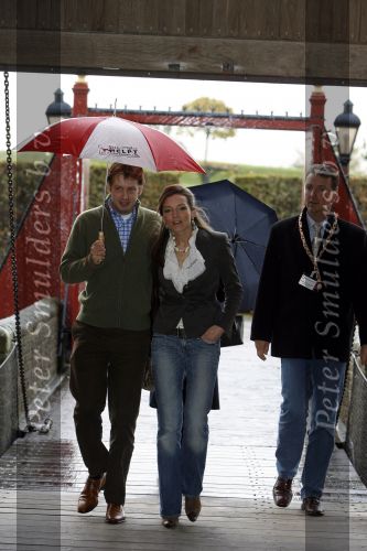 Muiden 3 september 2006
Prinses Aimee en Prins Floris onder paraplu bij muiderslot.