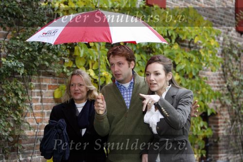 Muiden 3 september 2006
Prinses Aimee en Prins Floris onder paraplu bij muiderslot.
Peter Smulders bv
