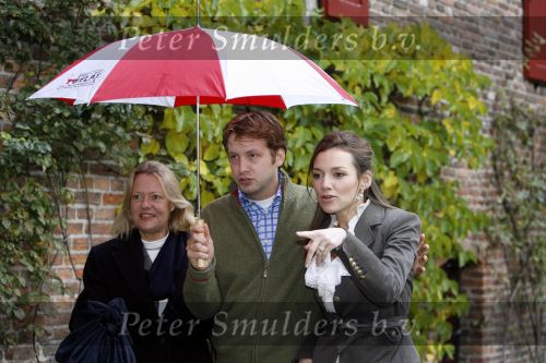 Muiden 3 september 2006
Prinses Aimee en Prins Floris onder paraplu bij muiderslot.
Peter Smulders bv