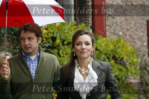 Muiden 3 september 2006
Prinses Aimee en Prins Floris onder paraplu bij muiderslot.
Peter Smulders bv