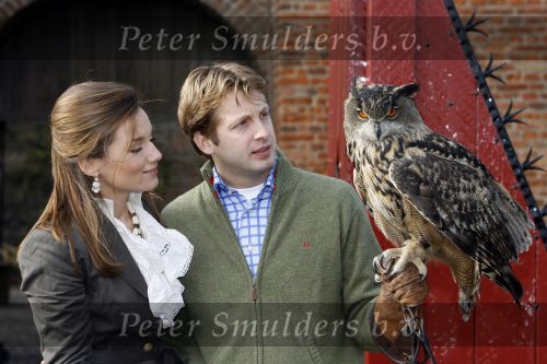 Muiden 3 september 2006
Prinses Aimee en Prins Floris bij muiderslot voor make af difference day. met roofvogel uil
