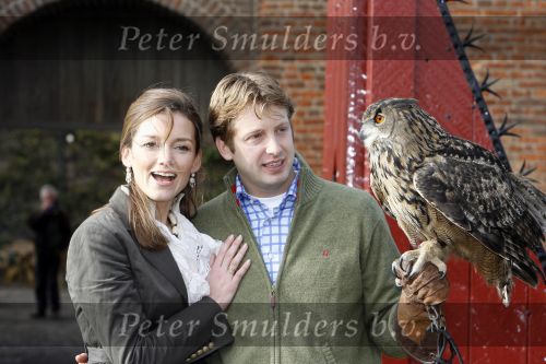 Muiden 3 september 2006
Prinses Aimee en Prins Floris bij muiderslot voor make af difference day. met roofvogel uil
Peter Smulders bv
