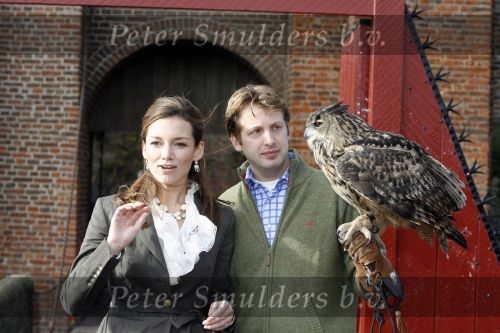 Muiden 3 september 2006
Prinses Aimee en Prins Floris bij muiderslot voor make af difference day. met roofvogel uil
Peter Smulders bv
