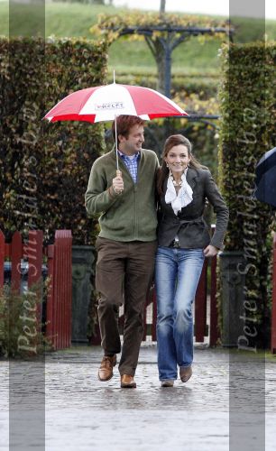 Muiden 3 september 2006
Prinses Aimee en Prins Floris onder paraplu bij muiderslot.
Peter Smulders bv