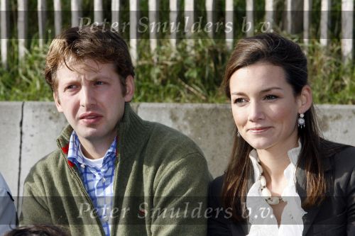 Muiden 3 september 2006
Prinses Aimee en Prins Floris bij muiderslot voor make af difference day. met roofvogel uil
Peter Smulders bv