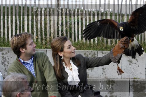 Muiden 3 september 2006
Prinses Aimee en Prins Floris bij muiderslot voor make af difference day. met roofvogel uil