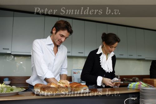 Amsterdam 3 november 2006
Prins Maurits en Prinses marilene dwijlen strijken en broodjes smeren bij het Ronald Mc Donald huis in Amsterdam.
Peter Smulders bv