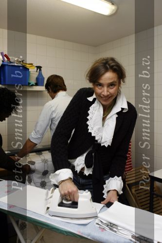 Amsterdam 3 november 2006
Prins Maurits en Prinses marilene dwijlen strijken en broodjes smeren bij het Ronald Mc Donald huis in Amsterdam.
Peter Smulders bv