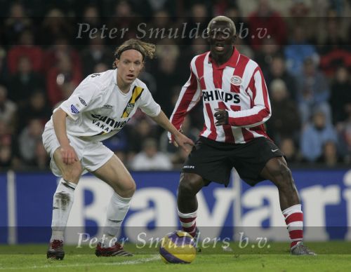 Eindhoven, 4 November 2006 Kompetitiewedstrijd PSV-NAC Eindstand 3-0 Seizoen 2006/2007
Ronnie Stam in duel met Arouna Kone