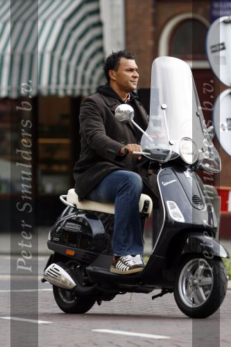 Amsterdam 30 oktober 2006
Ruud Gullit op vespa scooter.