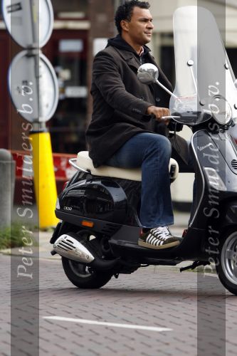 Amsterdam 30 oktober 2006
Ruud Gullit op vespa scooter.