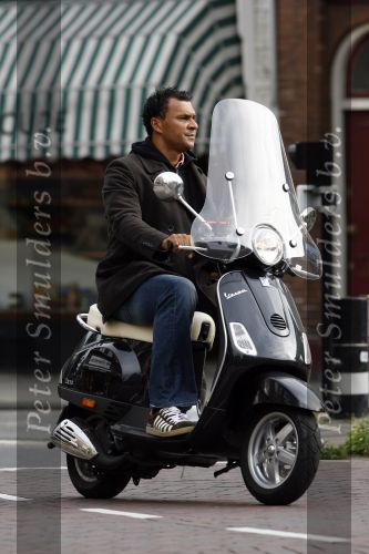 Amsterdam 30 oktober 2006
Ruud Gullit op vespa scooter.