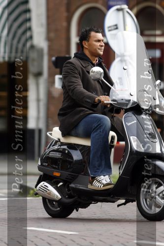 Amsterdam 30 oktober 2006
Ruud Gullit op vespa scooter.