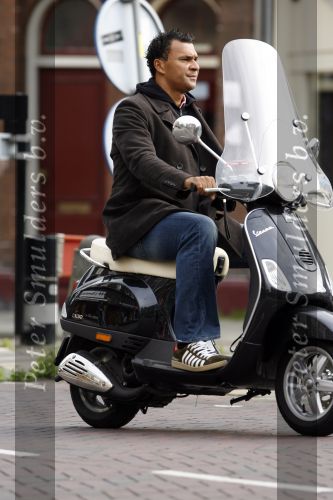 Amsterdam 30 oktober 2006
Ruud Gullit op vespa scooter.