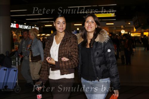 Schiphol 5 november 2006
hans Breukhoven arriveert op schiphol na reis naar de Mount Everest. Connie Constanza Jordi (met zijn vrouw) Marvin Shanna en  Edwin(met vriendin) zijn 
daar.