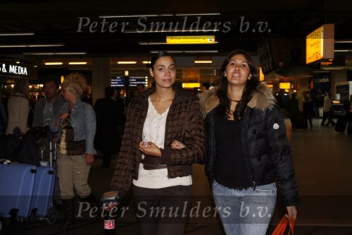 Schiphol 5 november 2006
hans Breukhoven arriveert op schiphol na reis naar de Mount Everest. Connie Constanza Jordi (met zijn vrouw) Marvin Shanna en  Edwin(met vriendin) zijn 
daar.