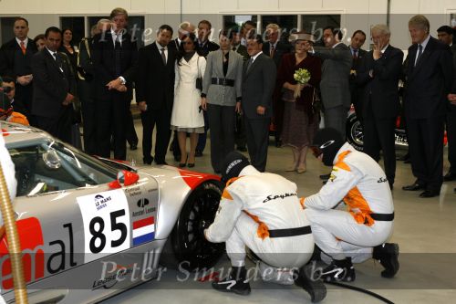 Zeewolde 1 november 2006
Koning Abdullah Koningin Rania en Koningin Beatrix op bezoek bij de spyker fabriek waar ze rondgeleid worden door Viktor Muller.