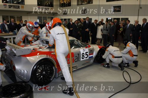 Zeewolde 1 november 2006
Koning Abdullah Koningin Rania en Koningin Beatrix op bezoek bij de spyker fabriek waar ze rondgeleid worden door Viktor Muller.