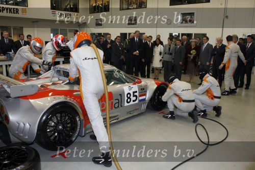 Zeewolde 1 november 2006
Koning Abdullah Koningin Rania en Koningin Beatrix op bezoek bij de spyker fabriek waar ze rondgeleid worden door Viktor Muller.