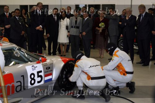 Zeewolde 1 november 2006
Koning Abdullah Koningin Rania en Koningin Beatrix op bezoek bij de spyker fabriek waar ze rondgeleid worden door Viktor Muller.