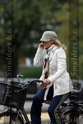 Amsterdam 30 oktober 2006
Tatum Dagelet met gsm en petje op fiets