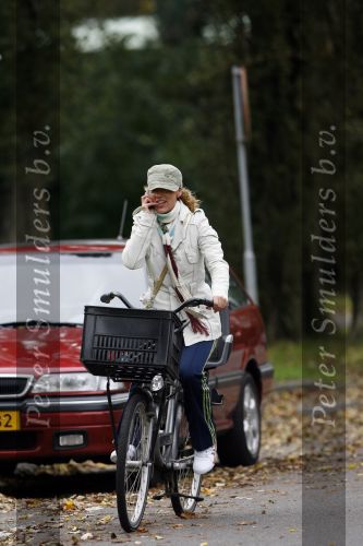 Amsterdam 30 oktober 2006
Tatum Dagelet met gsm en petje op fiets