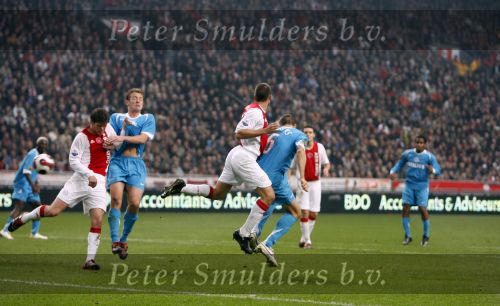 Amsterdam 12 november 2006
AJAX-PSV 0-1 in de arena.Timmy Simons maakt de 0-1 met Johnny Heitinga in zijn rug
Peter Smulders bv