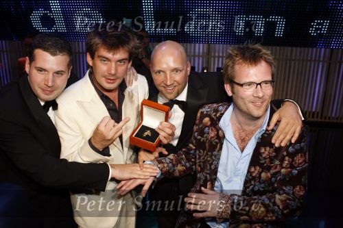 Amsterdam 20 oktober 2006
Uitreiking televizierring in het ij theater.
winnaars de Lama\'s met Ruben v d Meer(kaal) Ruben Nicolai(wit)
Tijl Beckand en Patrick Lodiers (bril.
