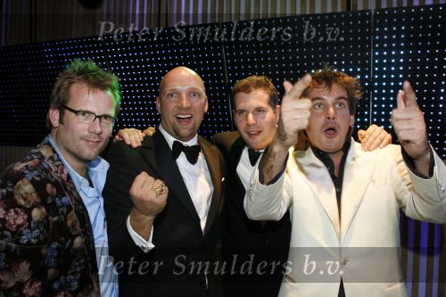Amsterdam 20 oktober 2006
Uitreiking televizierring in het ij theater.
winnaars de Lama\'s met Ruben v d Meer(kaal) Ruben Nicolai(wit)
Tijl Beckand en Patrick Lodiers (bril.