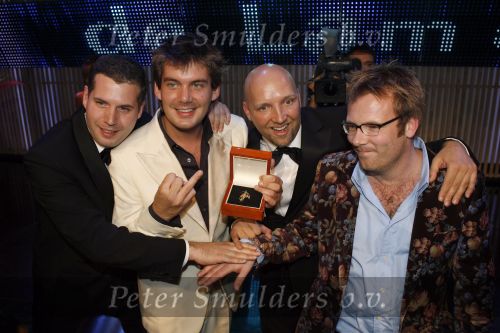 Amsterdam 20 oktober 2006
Uitreiking televizierring in het ij theater.
winnaars de Lama\'s met Ruben v d Meer(kaal) Ruben Nicolai(wit)
Tijl Beckand en Patrick Lodiers (bril.