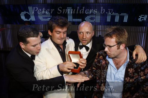 Amsterdam 20 oktober 2006
Uitreiking televizierring in het ij theater.
winnaars de Lama\'s met Ruben v d Meer(kaal) Ruben Nicolai(wit)
Tijl Beckand en Patrick Lodiers (bril.