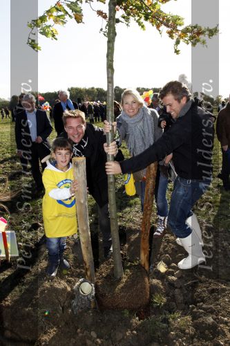 Benthuizen 17 oktober 2009
Nationale boomplantdag. Albert Verlinde met Anouk Smulders en Winston Gerschtanowitz
Peter Smulders bv