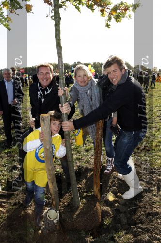 Benthuizen 17 oktober 2009
Nationale boomplantdag. Albert Verlinde met Anouk Smulders en Winston Gerschtanowitz
Peter Smulders bv