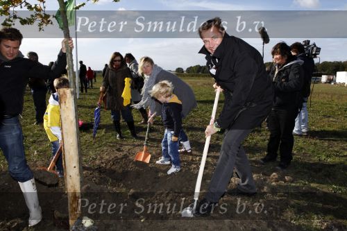 Benthuizen 17 oktober 2009
Nationale boomplantdag. Albert Verlinde met Anouk Smulders en Winston Gerschtanowitz
Peter Smulders bv