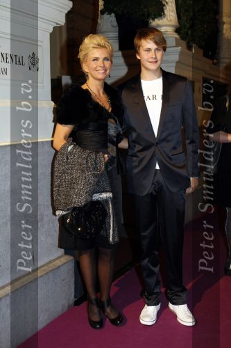 Amsterdam 29 oktober 2009
Beaumonde awards in het Amstel hotel. Anita Witzier met zoon
Peter Smulders bv