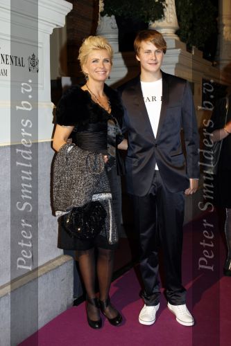 Amsterdam 29 oktober 2009
Beaumonde awards in het Amstel hotel. Anita Witzier met zoon
Peter Smulders bv