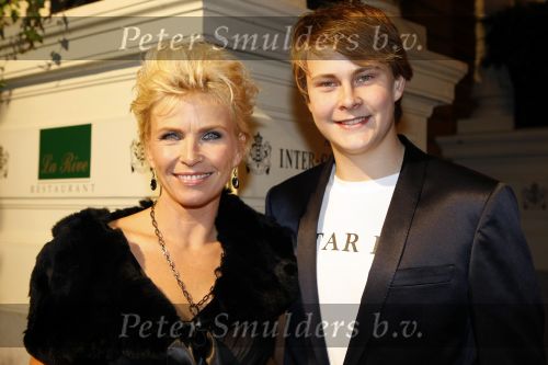 Amsterdam 29 oktober 2009
Beaumonde awards in het Amstel hotel. Anita Witzier met zoon
Peter Smulders bv