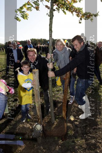 Benthuizen 17 oktober 2009
Nationale boomplantdag. Albert Verlinde met Anouk Smulders en Winston Gerschtanowitz
Peter Smulders bv